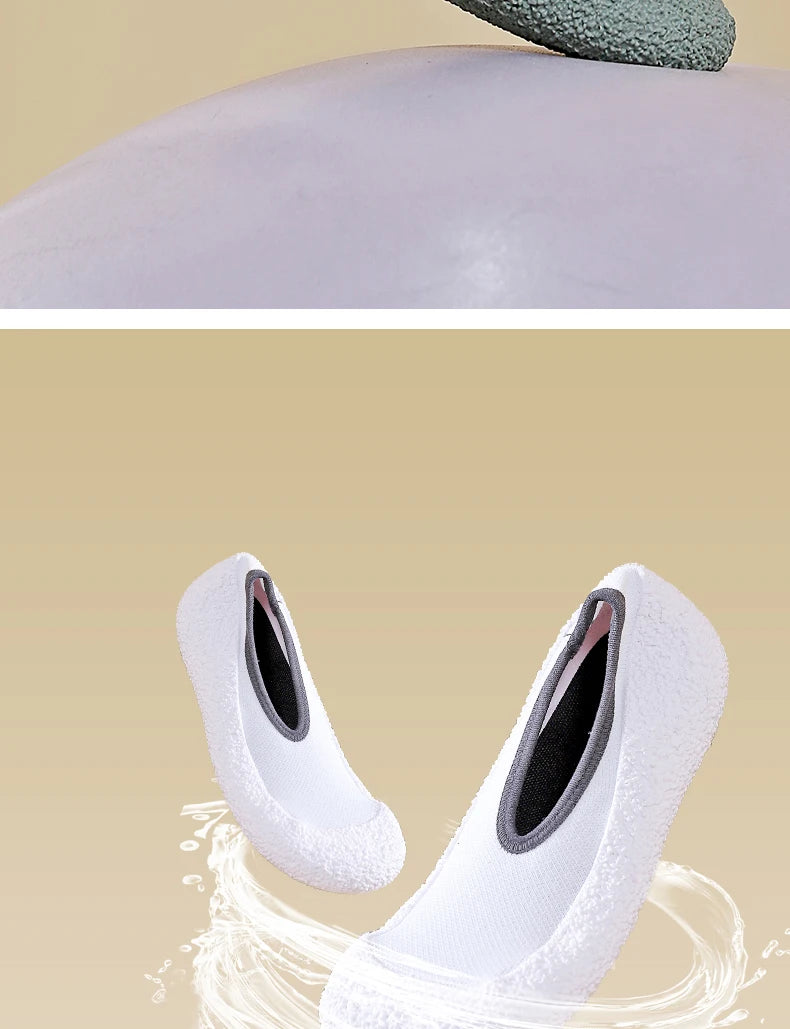 Ultra quiet and lightweight indoor sports shoes with anti slip and shock-absorbing soft soles