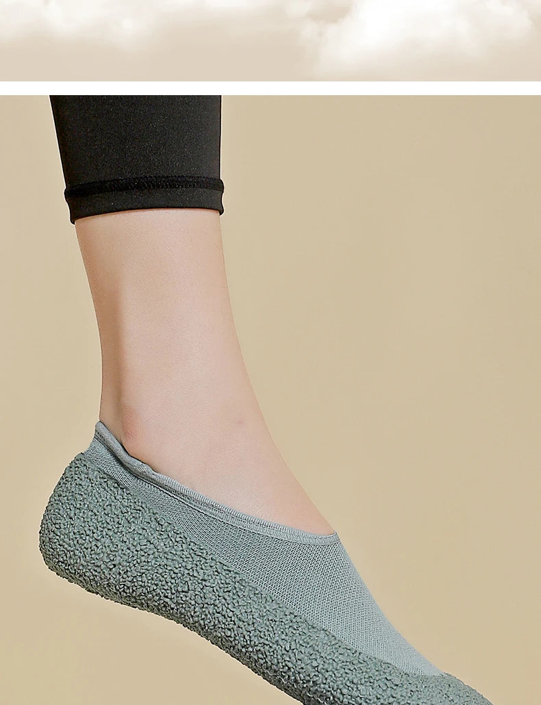 Ultra quiet and lightweight indoor sports shoes with anti slip and shock-absorbing soft soles