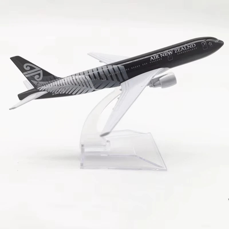 16CM Boeing B777 Aircraft Model