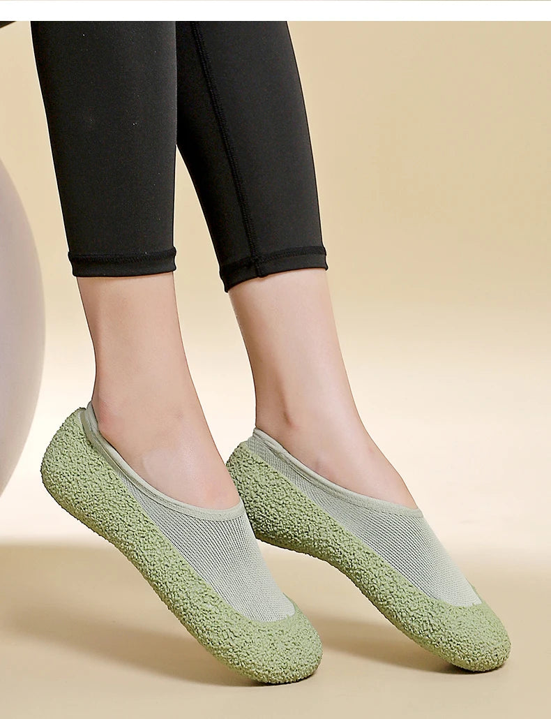 Ultra quiet and lightweight indoor sports shoes with anti slip and shock-absorbing soft soles