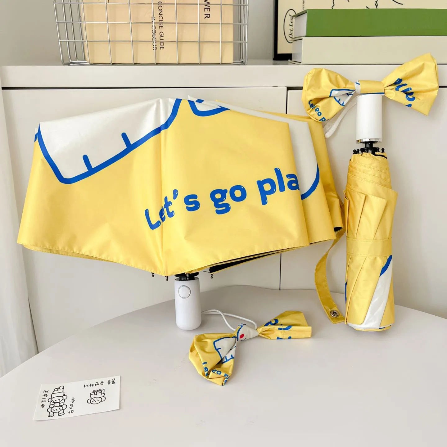 An outdoor travel umbrella with dog prints, mini sun umbrella, sun protection and UV protection