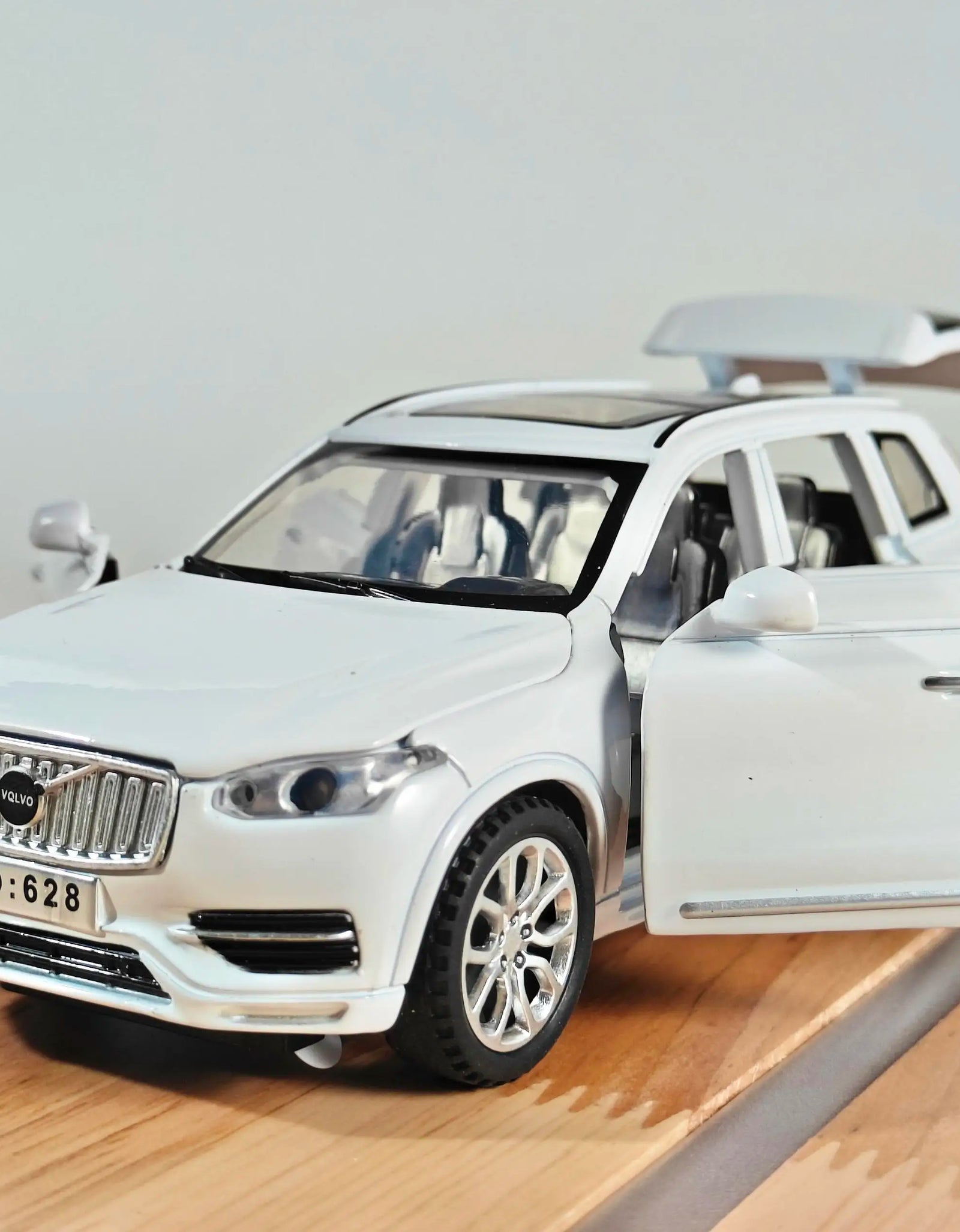 Simulation 1:32 Volvo XC90 SUV Alloy Diecast Metal Model Sound & Light Toy Car Central Control Ornaments Display Present For Boy