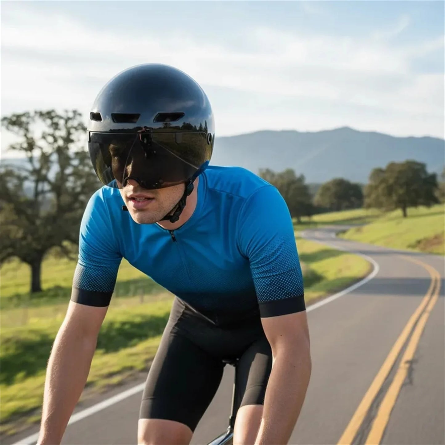 Aerodynamic Triathlon Cycling Helmet With Magnetic Goggles