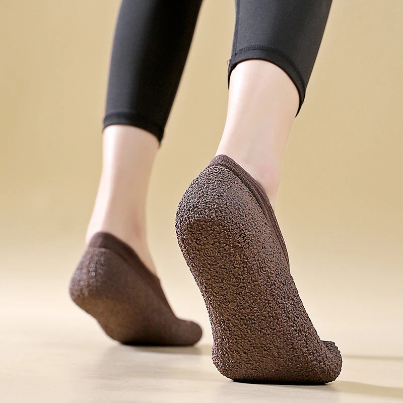 Ultra quiet and lightweight indoor sports shoes with anti slip and shock-absorbing soft soles