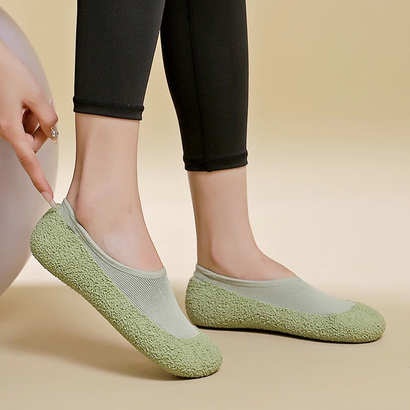 Ultra quiet and lightweight indoor sports shoes with anti slip and shock-absorbing soft soles