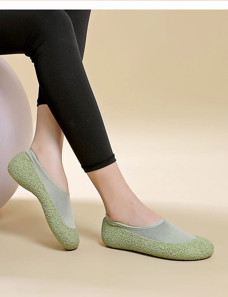 Ultra quiet and lightweight indoor sports shoes with anti slip and shock-absorbing soft soles