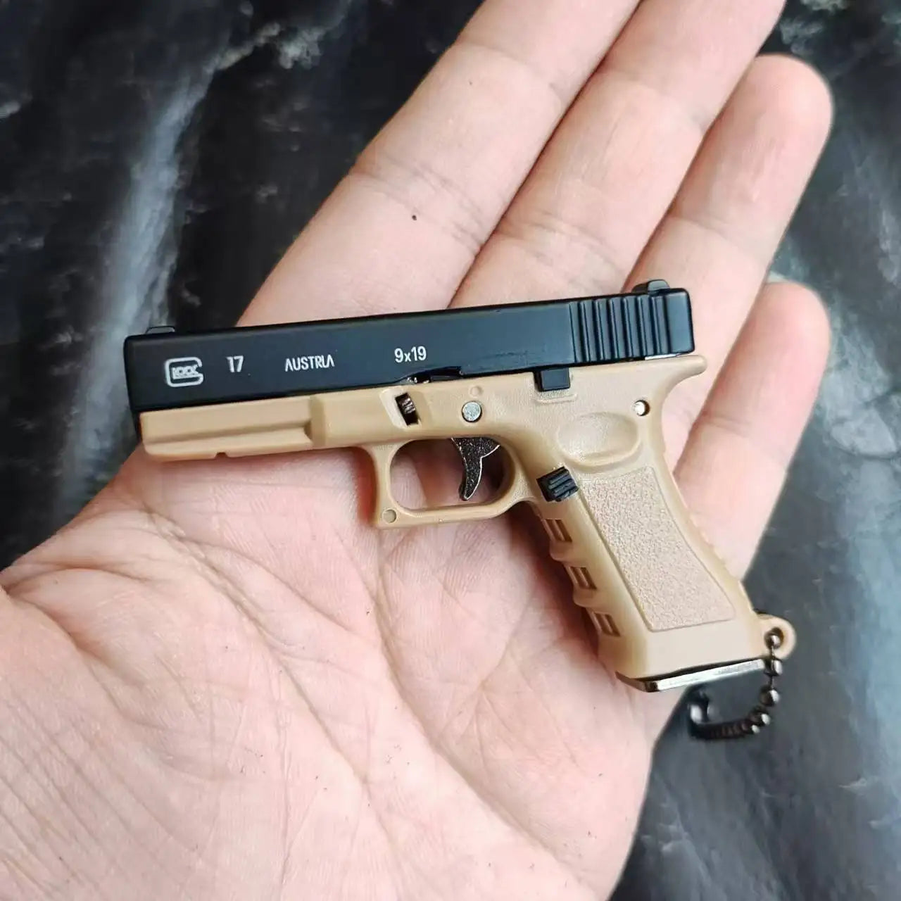 Semi-alloy 1:3 Glock Pistol Model Metal Mini G17 Toy Gun Detachable DIY Keychain Pendant Ornaments