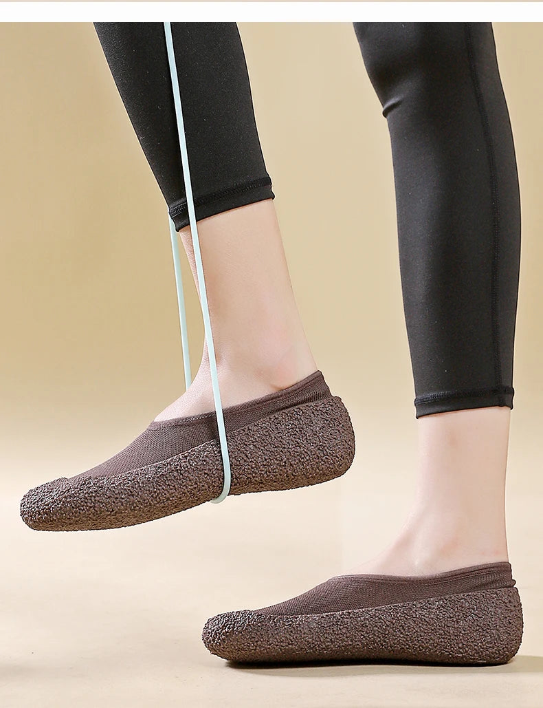 Ultra quiet and lightweight indoor sports shoes with anti slip and shock-absorbing soft soles