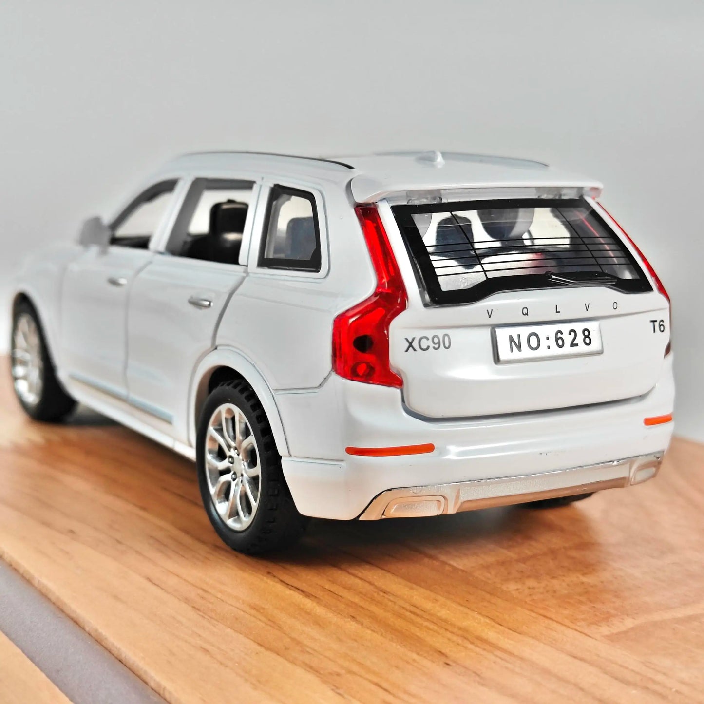 Simulation 1:32 Volvo XC90 SUV Alloy Diecast Metal Model Sound & Light Toy Car Central Control Ornaments Display Present For Boy