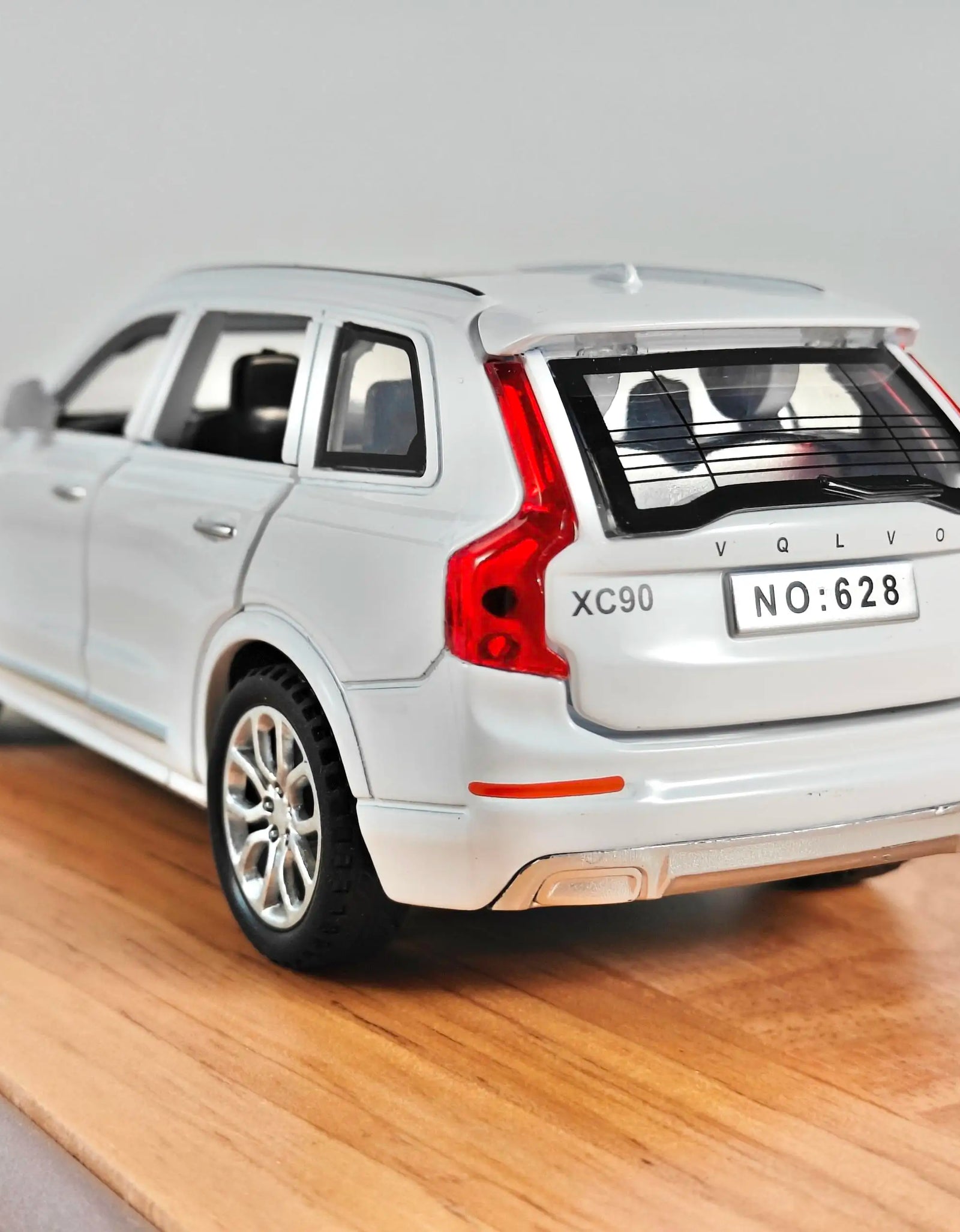 Simulation 1:32 Volvo XC90 SUV Alloy Diecast Metal Model Sound & Light Toy Car Central Control Ornaments Display Present For Boy