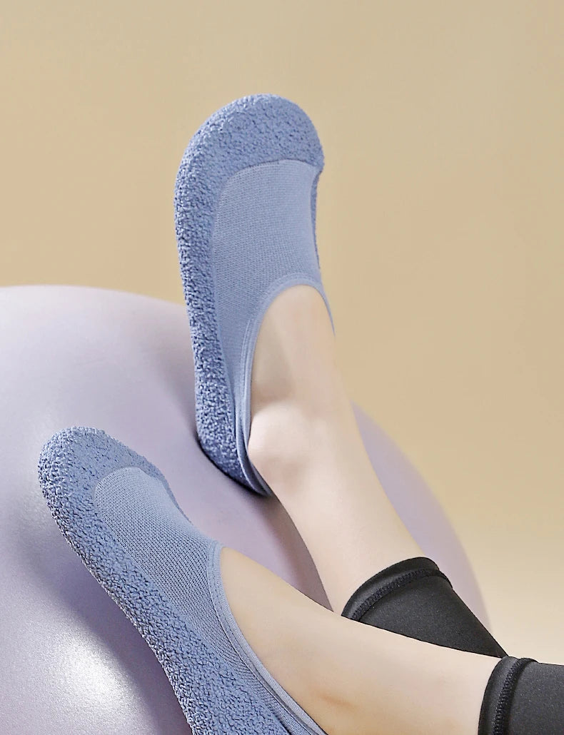 Ultra quiet and lightweight indoor sports shoes with anti slip and shock-absorbing soft soles