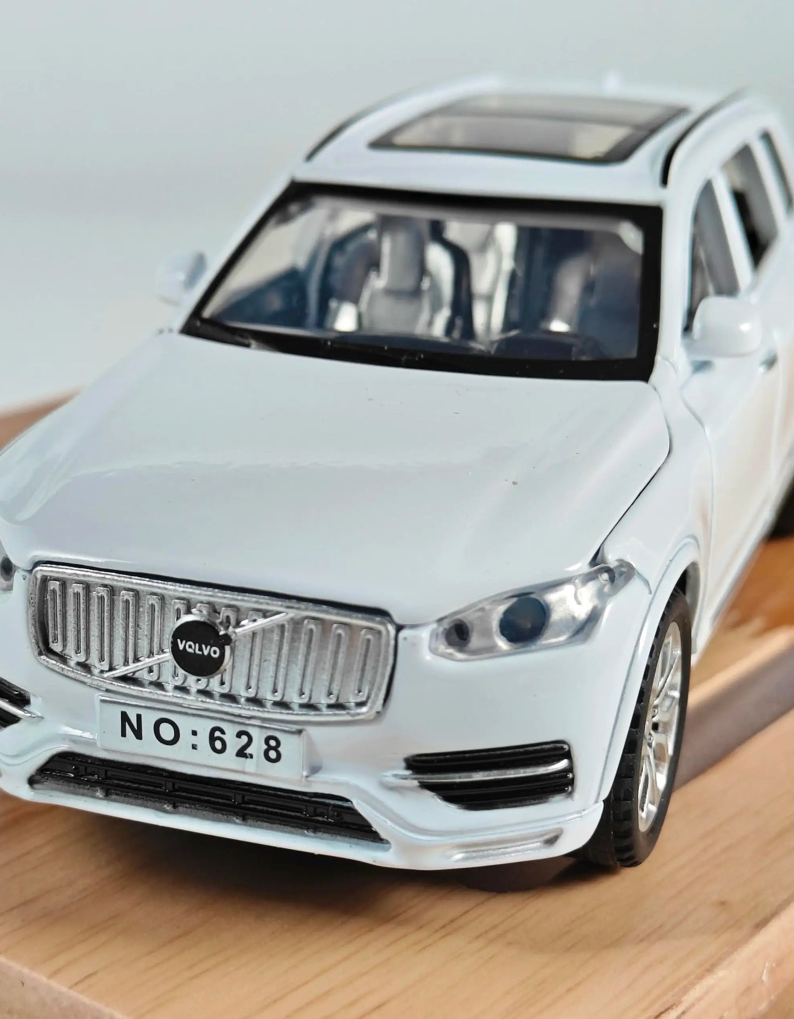 Simulation 1:32 Volvo XC90 SUV Alloy Diecast Metal Model Sound & Light Toy Car Central Control Ornaments Display Present For Boy