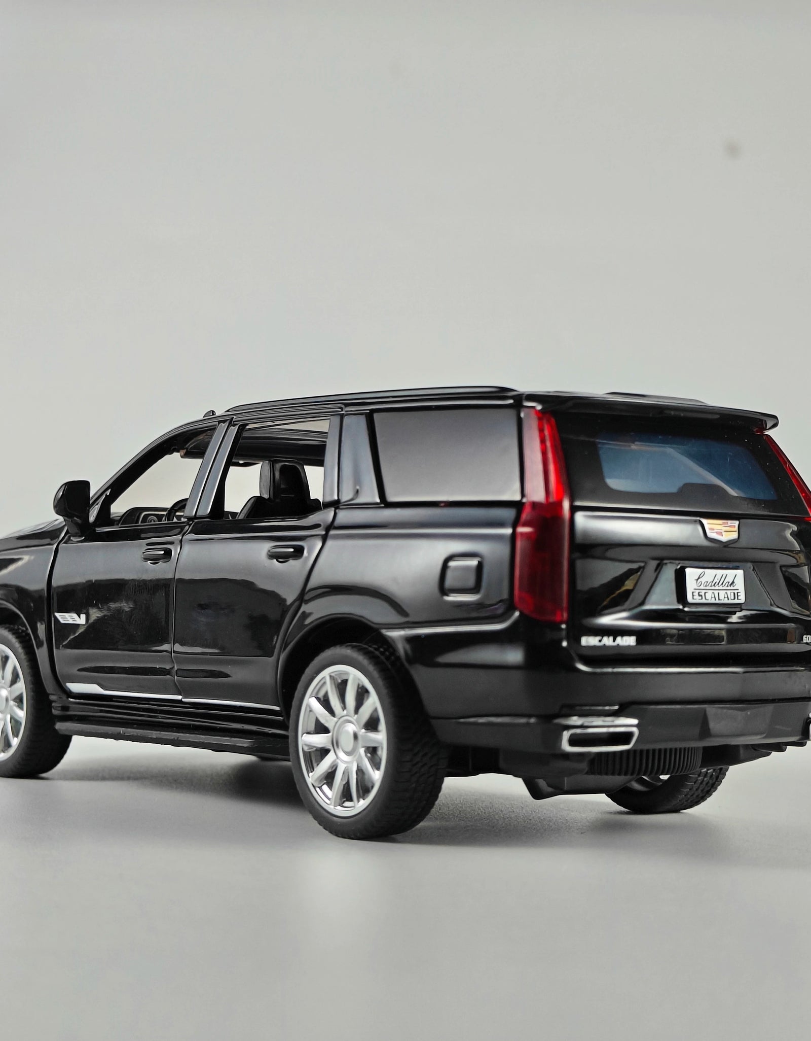 Diecast 1:32 Cadillac Escalade SUV Alloy Model Sound And Light Pull Back Toy Accessories For The Car Birthday Present For Boys