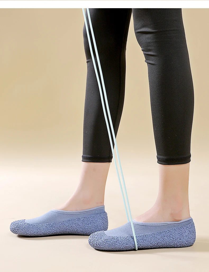 Ultra quiet and lightweight indoor sports shoes with anti slip and shock-absorbing soft soles