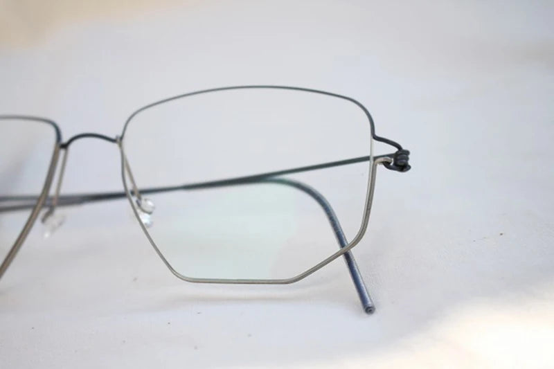 Irregular Polygon Titanium Screwless Eyeglasses Frame