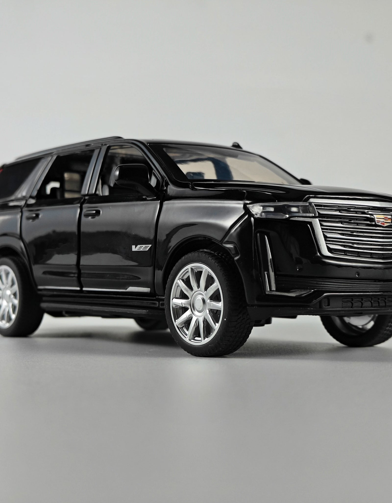 Diecast 1:32 Cadillac Escalade SUV Alloy Model Sound And Light Pull Back Toy Accessories For The Car Birthday Present For Boys