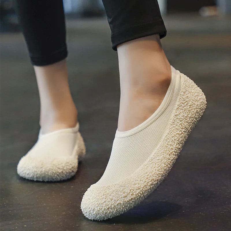 Ultra Lightweight Indoor Fitness Sneakers with Silent Anti Slip Soft Bottom Yoga Jump Rope Exercise Aerobic Training