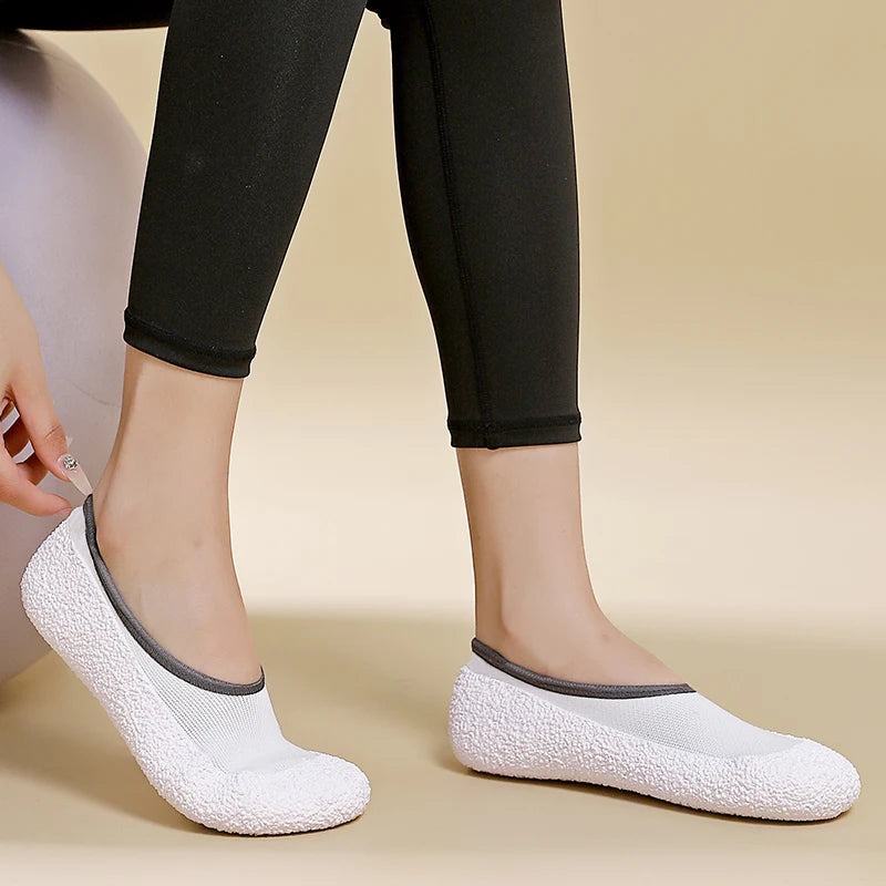 Ultra quiet and lightweight indoor sports shoes with anti slip and shock-absorbing soft soles