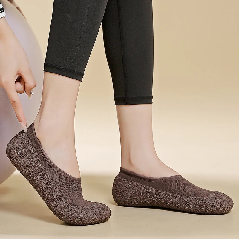 Ultra quiet and lightweight indoor sports shoes with anti slip and shock-absorbing soft soles