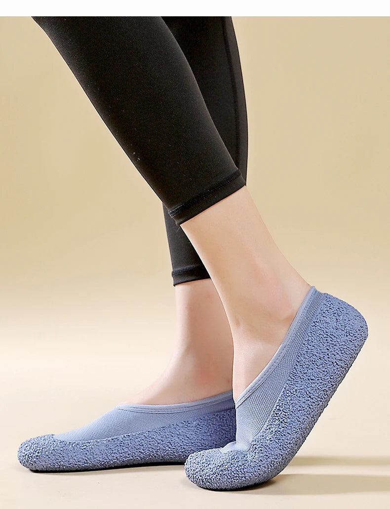 Ultra quiet and lightweight indoor sports shoes with anti slip and shock-absorbing soft soles