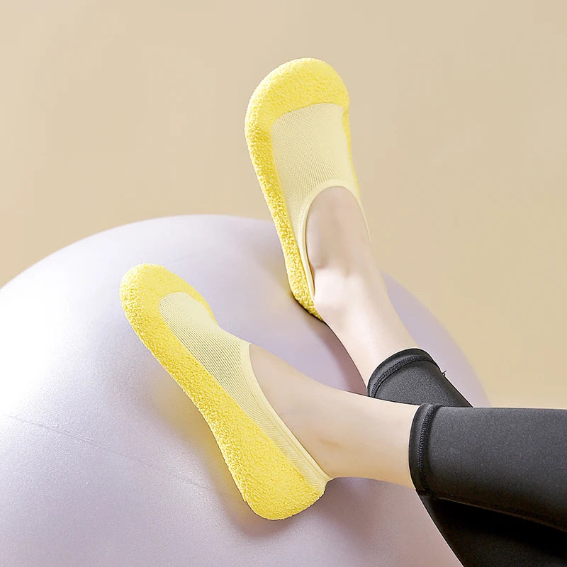 Ultra quiet and lightweight indoor sports shoes with anti slip and shock-absorbing soft soles