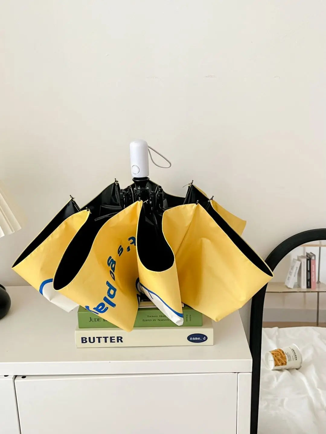 An outdoor travel umbrella with dog prints, mini sun umbrella, sun protection and UV protection