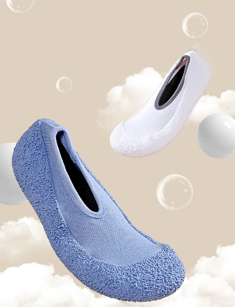 Ultra quiet and lightweight indoor sports shoes with anti slip and shock-absorbing soft soles