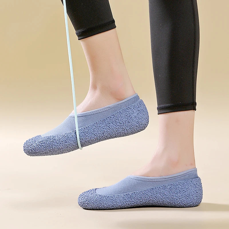 Ultra quiet and lightweight indoor sports shoes with anti slip and shock-absorbing soft soles