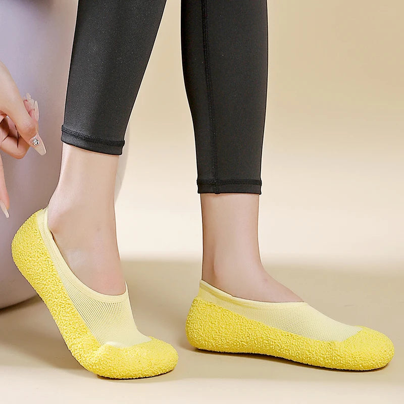 Ultra quiet and lightweight indoor sports shoes with anti slip and shock-absorbing soft soles