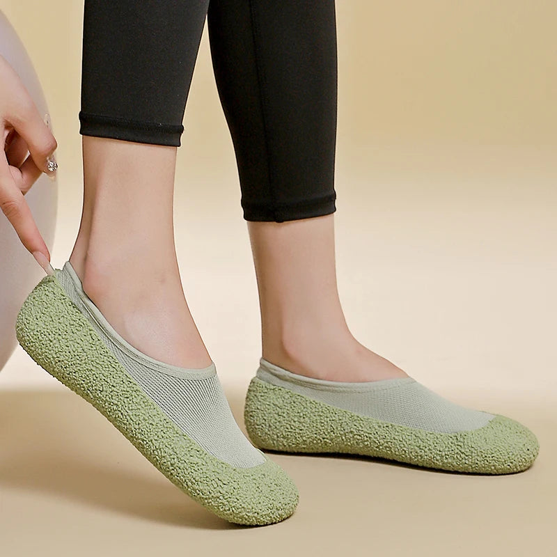 Ultra quiet and lightweight indoor sports shoes with anti slip and shock-absorbing soft soles