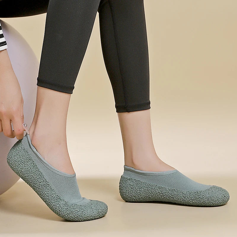 Ultra quiet and lightweight indoor sports shoes with anti slip and shock-absorbing soft soles