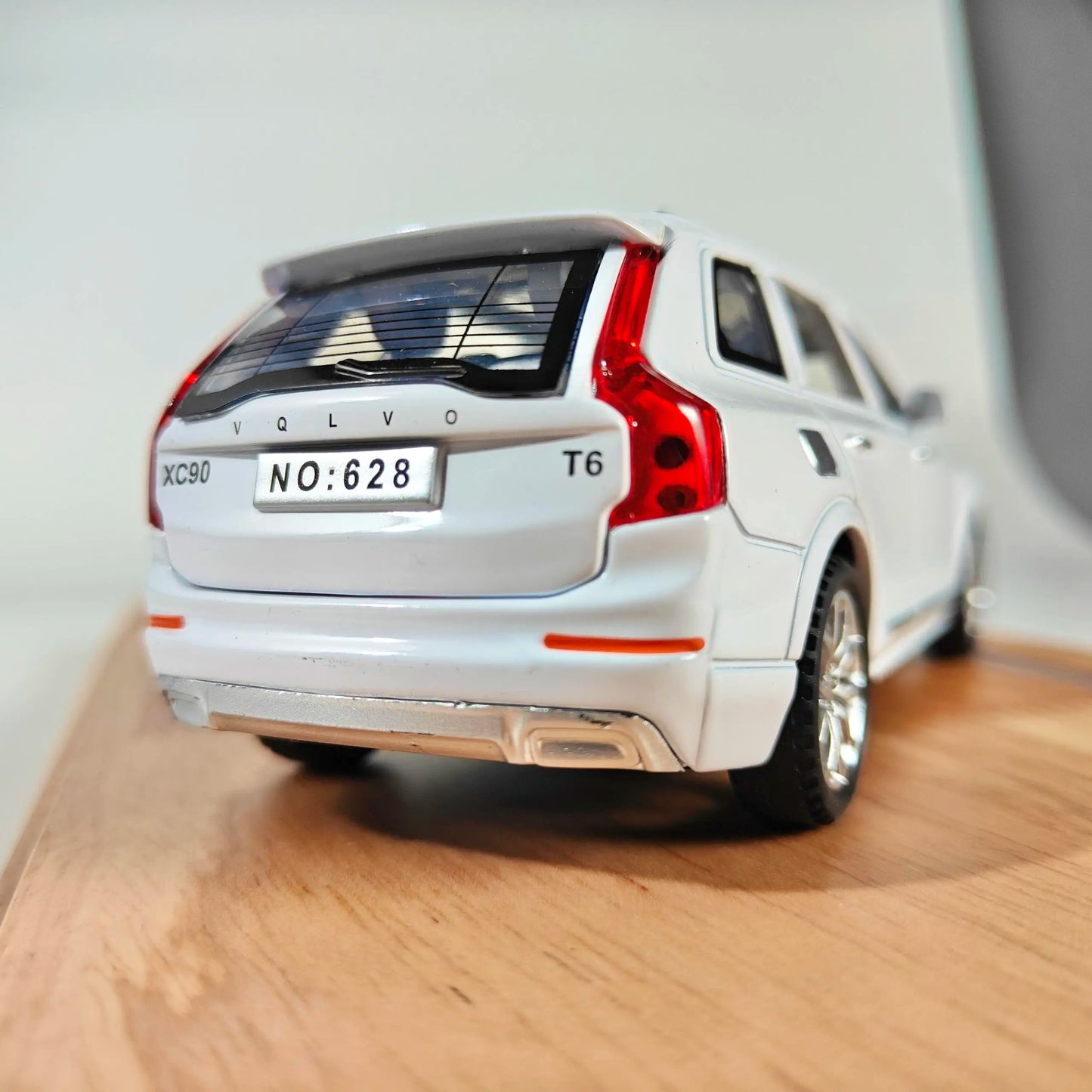 Simulation 1:32 Volvo XC90 SUV Alloy Diecast Metal Model Sound & Light Toy Car Central Control Ornaments Display Present For Boy