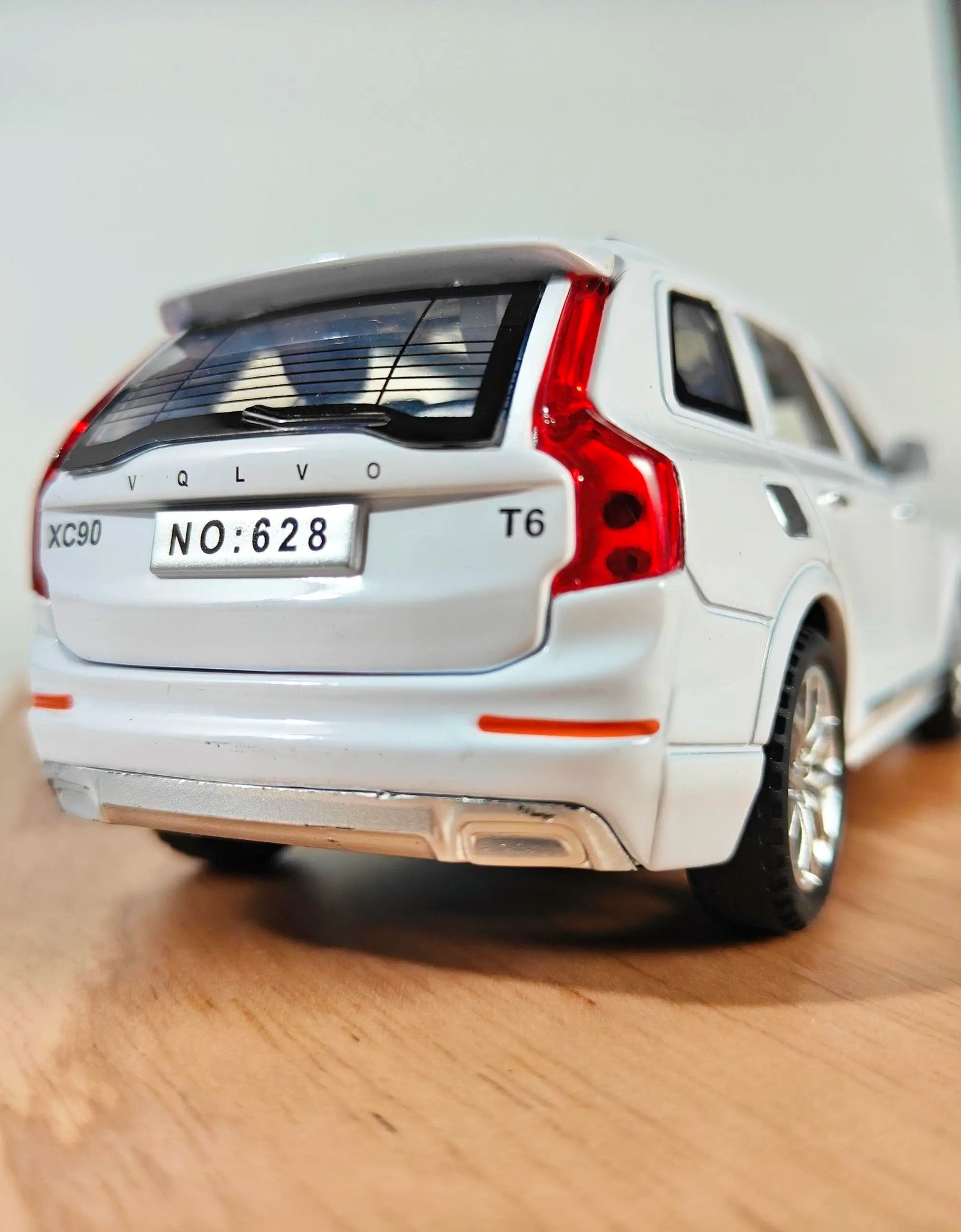 Simulation 1:32 Volvo XC90 SUV Alloy Diecast Metal Model Sound & Light Toy Car Central Control Ornaments Display Present For Boy