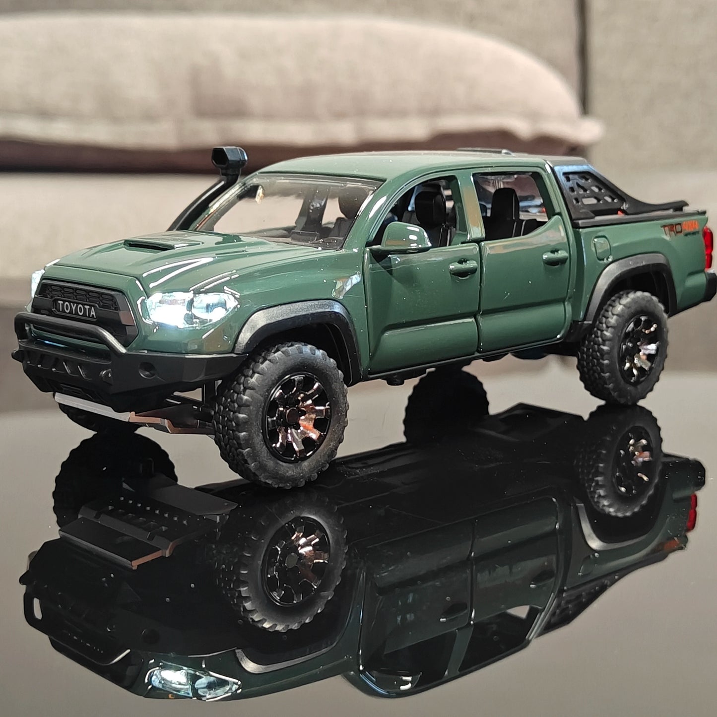 1:32 Toyota Tacoma TRO Off Road Pickup Truck Alloy Diecast Model Outdoor Collection Ornaments High Simulation Collection Present