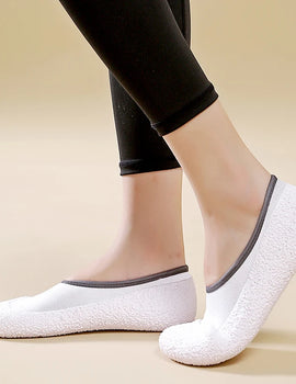 Ultra quiet and lightweight indoor sports shoes with anti slip and shock-absorbing soft soles