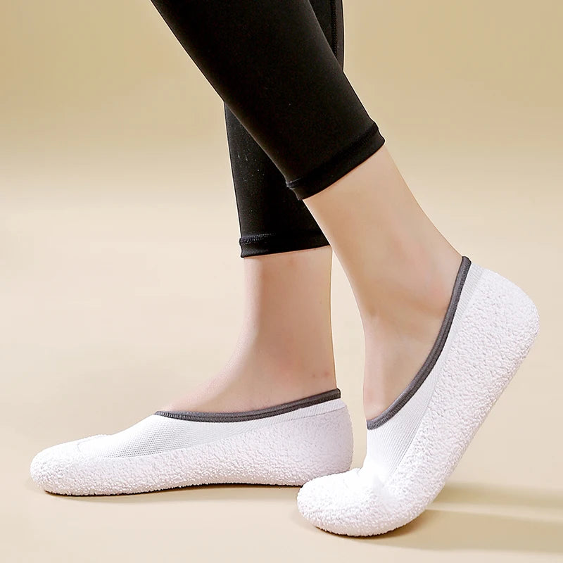 Ultra quiet and lightweight indoor sports shoes with anti slip and shock-absorbing soft soles