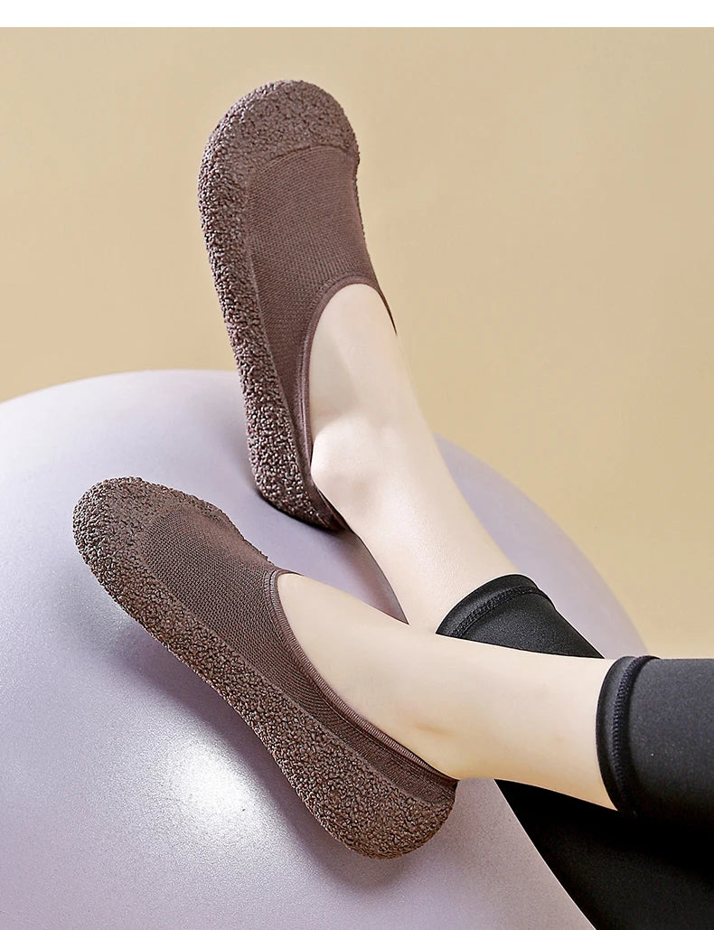 Ultra quiet and lightweight indoor sports shoes with anti slip and shock-absorbing soft soles