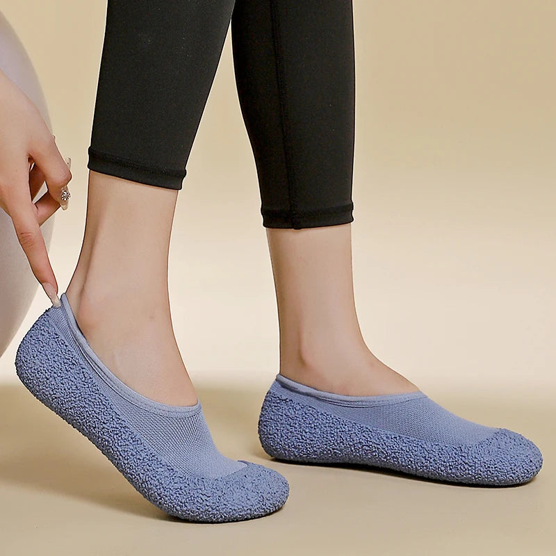 Ultra quiet and lightweight indoor sports shoes with anti slip and shock-absorbing soft soles