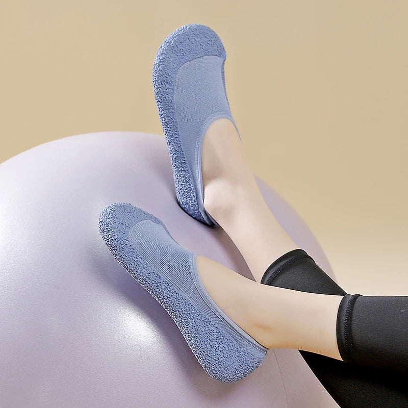 Ultra quiet and lightweight indoor sports shoes with anti slip and shock-absorbing soft soles