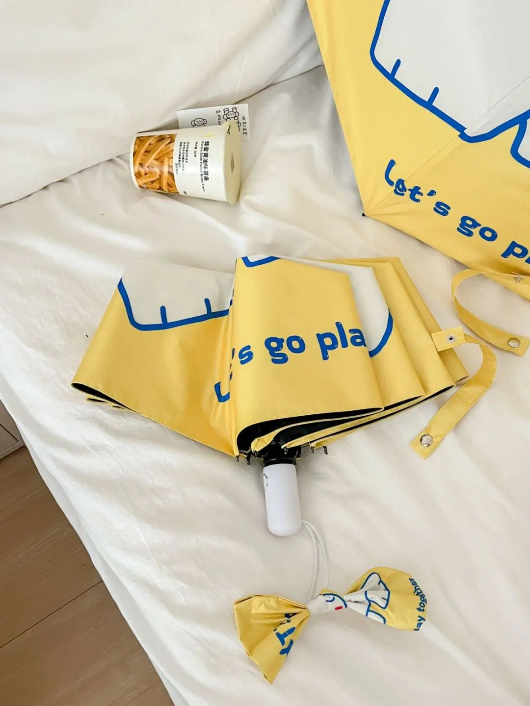 An outdoor travel umbrella with dog prints, mini sun umbrella, sun protection and UV protection