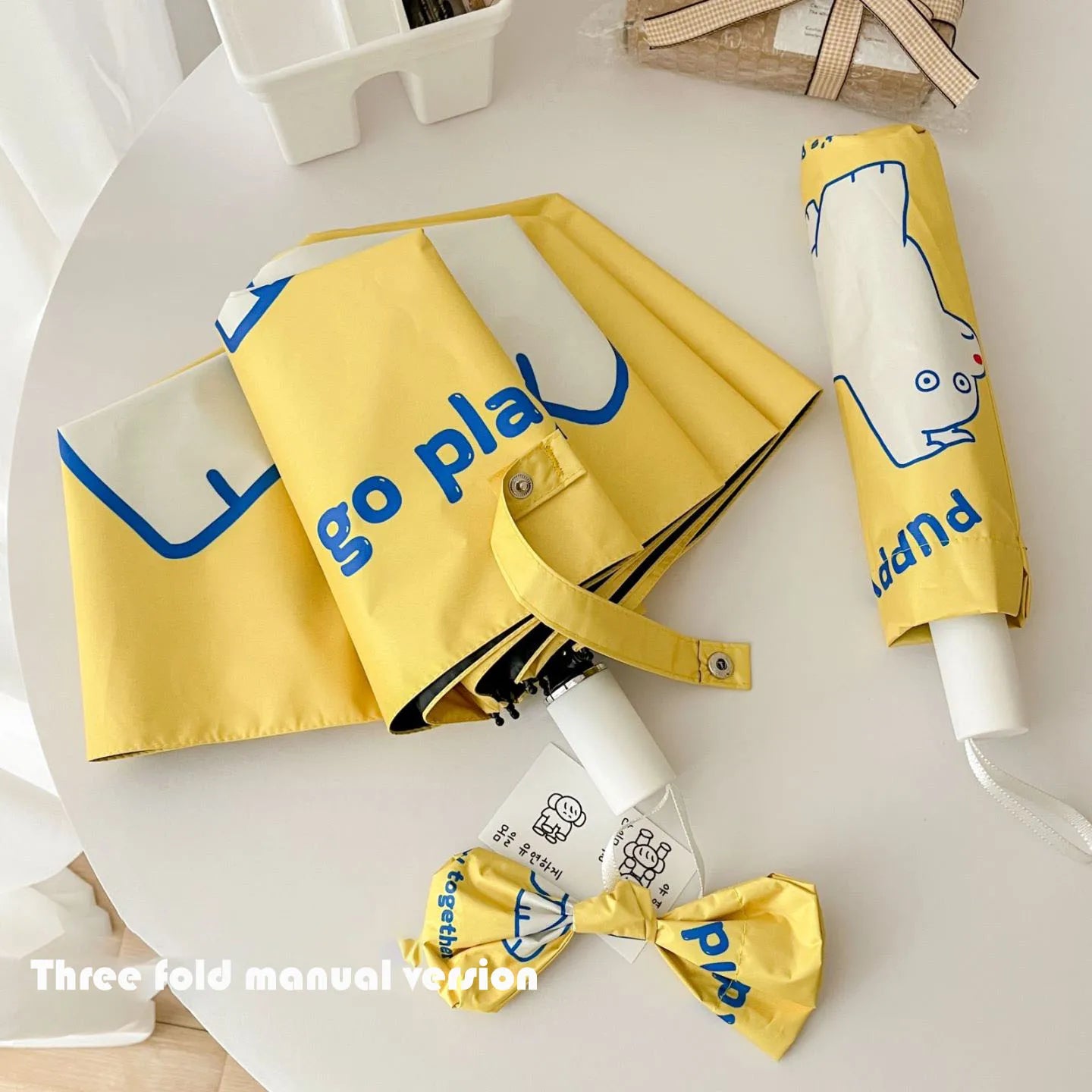 An outdoor travel umbrella with dog prints, mini sun umbrella, sun protection and UV protection