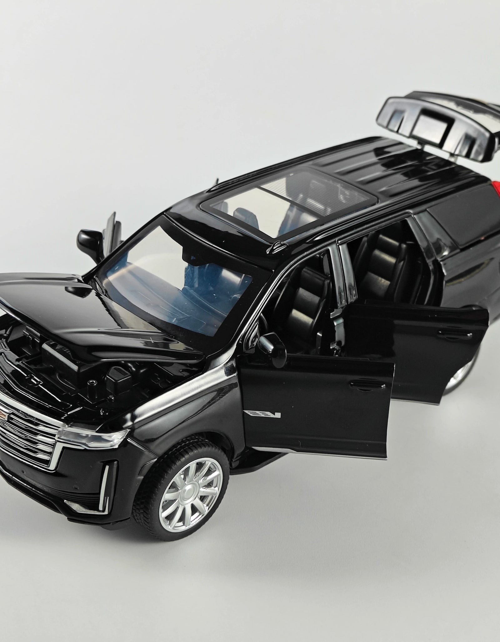 Diecast 1:32 Cadillac Escalade SUV Alloy Model Sound And Light Pull Back Toy Accessories For The Car Birthday Present For Boys