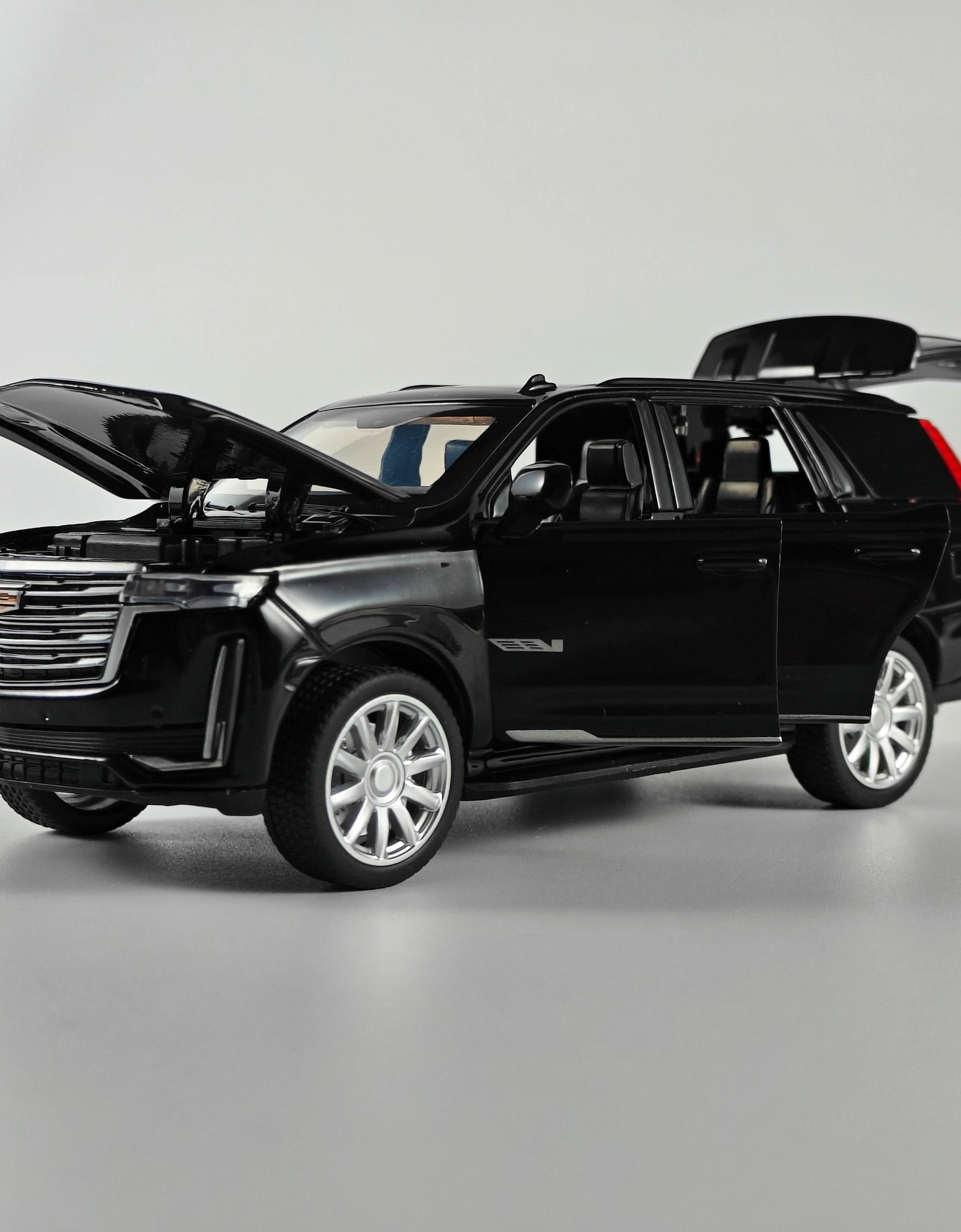 Diecast 1:32 Cadillac Escalade SUV Alloy Model Sound And Light Pull Back Toy Accessories For The Car Birthday Present For Boys